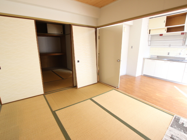 浩和マンションの居間写真