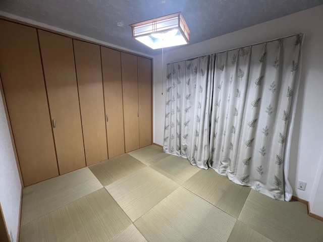 十三本町2丁目戸建の居間写真