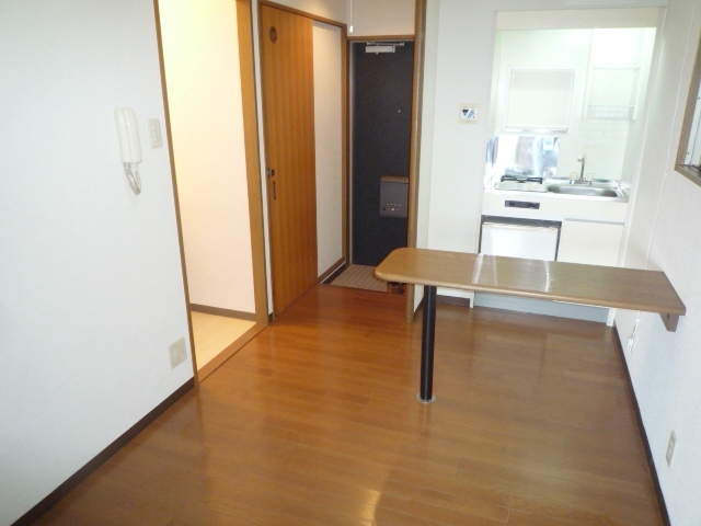 ハイツシャレード西館の居間写真