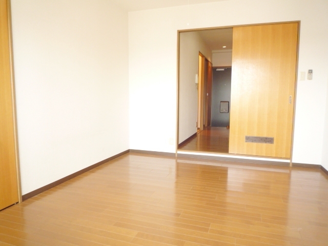 ハイツシャレード西館の居間写真