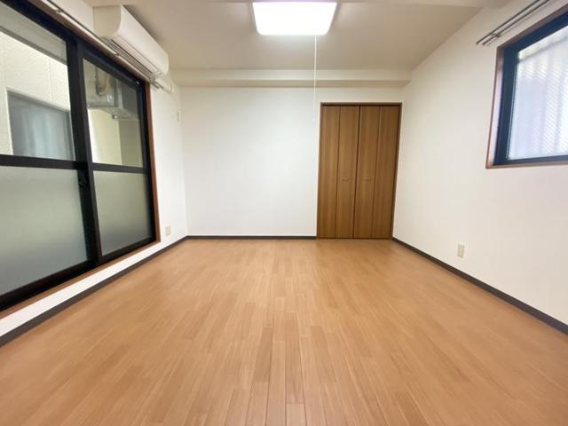 ピオーネ東七松A棟の居間写真