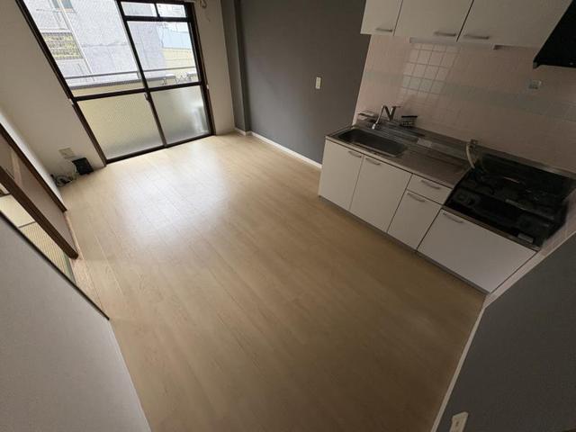 エスクイーナ尼崎の居間写真