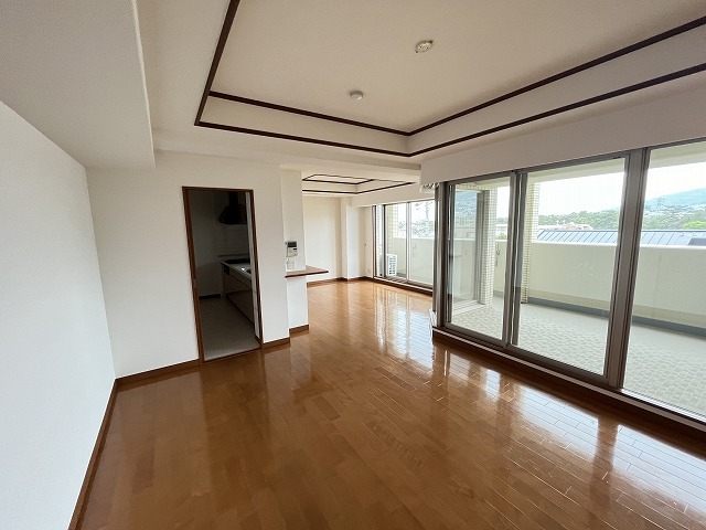 名次町ロジュマンの居間写真