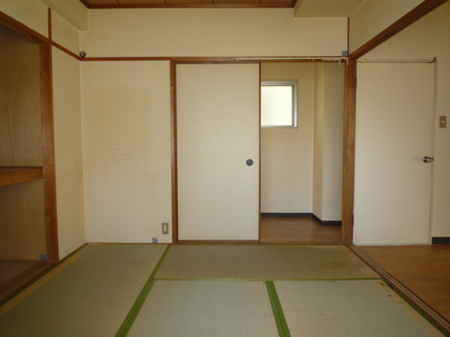 エメラルド久々知PART2の居間写真