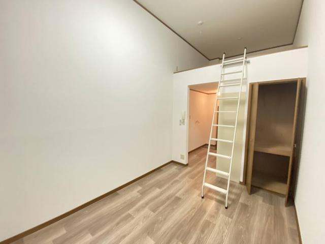 プチグレイス塚口弐番館の居間写真