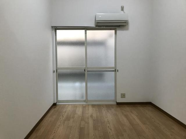 プチグレイス塚口弐番館の居間写真