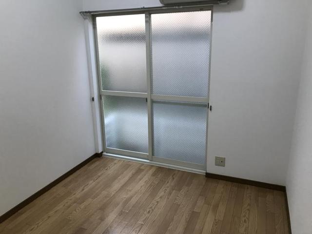 プチグレイス塚口弐番館の居間写真
