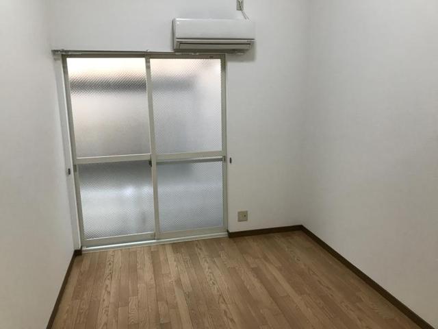 プチグレイス塚口弐番館の居間写真