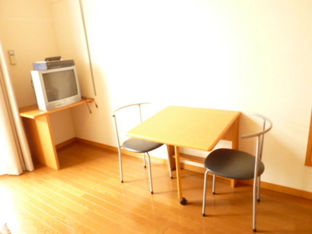 レオパレスコンフォールの居間写真
