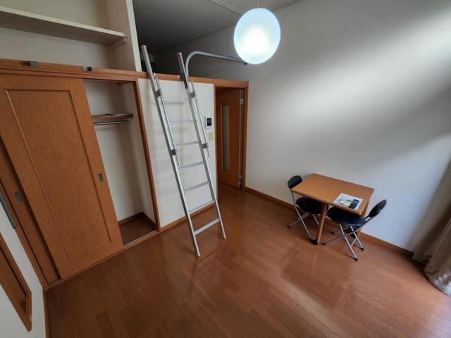 レオパレスカリヨ尼崎の居間写真
