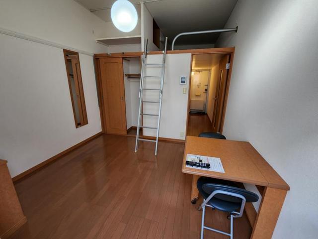 レオパレスカリヨ尼崎の居間写真
