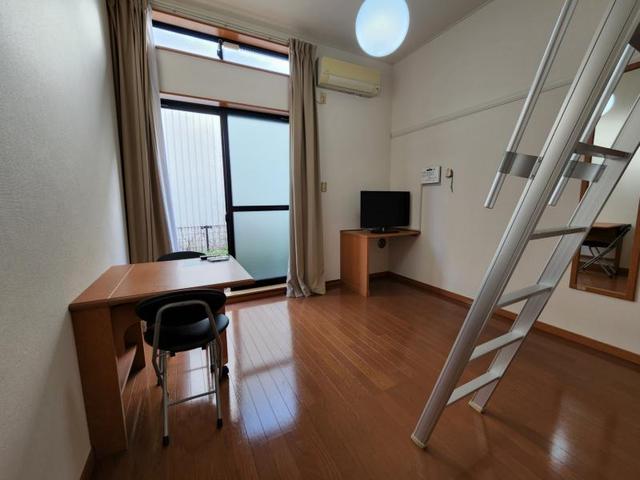 レオパレスカリヨ尼崎の居間写真