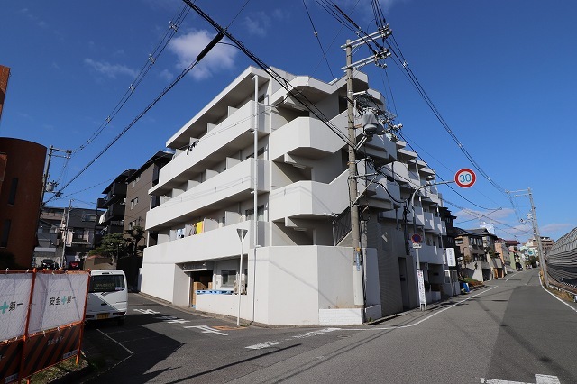 阪急千里線 関大前駅 徒歩8分 4階建 築42年の外観写真