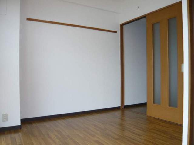 第8関根マンションの居間写真