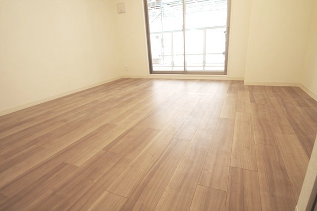 Osaka Metro御堂筋線 江坂駅 徒歩6分 13階建 築10年の居間写真