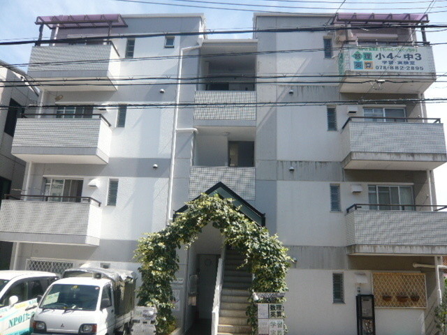 白い小さなMansion六甲の外観写真