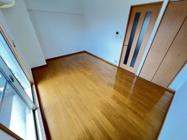 シンプルライフ新開地2の居間写真