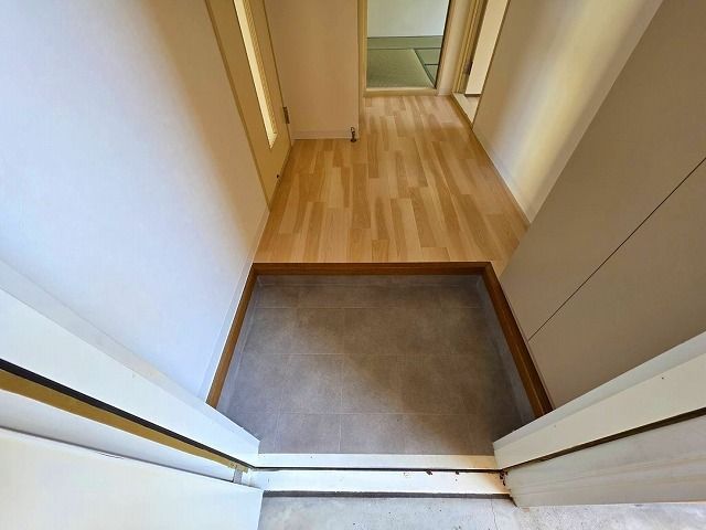 メゾンウィステA棟の玄関写真