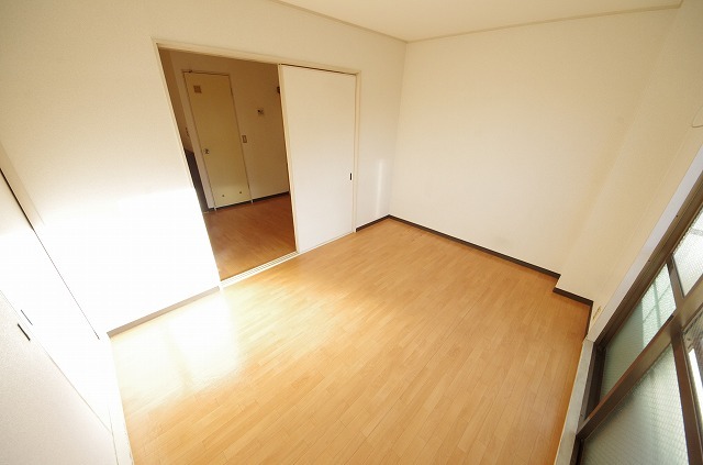 花園ニューライフマンションの居間写真