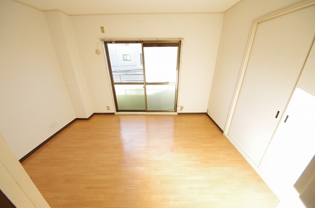花園ニューライフマンションの居間写真