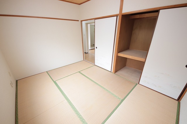 旭ハイツの居間写真