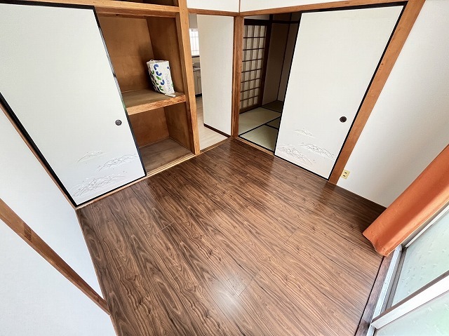 秀栄マンションの居間写真