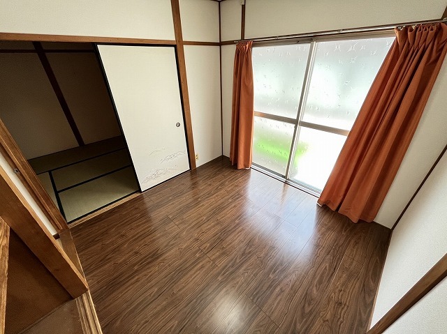 秀栄マンションの居間写真