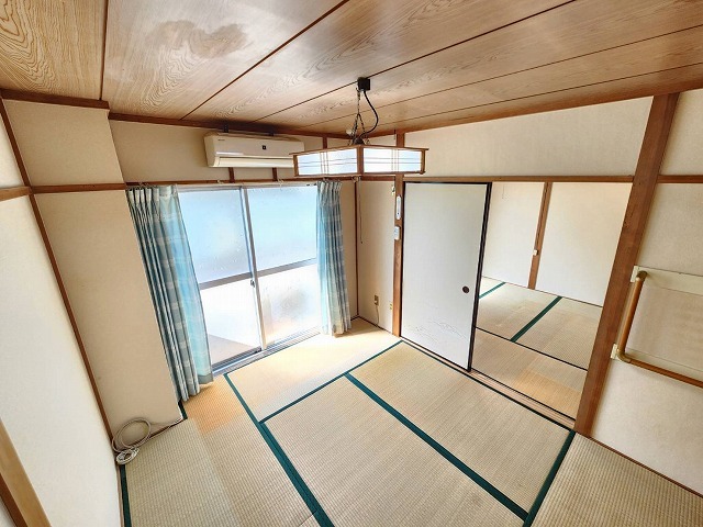 秀栄マンションの居間写真