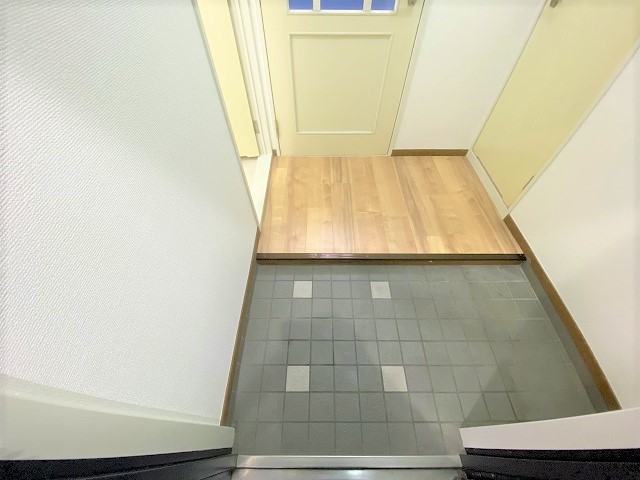 近鉄奈良線 若江岩田駅 徒歩17分 3階建 築32年の玄関写真