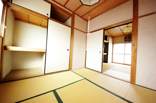 上六万寺町6-30貸家の居間写真