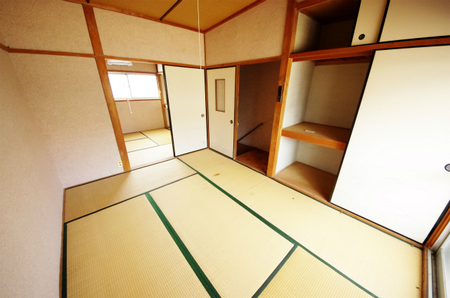上六万寺町6-30貸家の居間写真