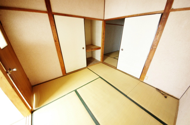 上六万寺町6-30貸家の居間写真