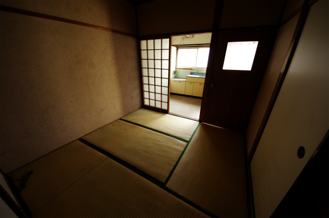 上六万寺町6-30貸家の居間写真