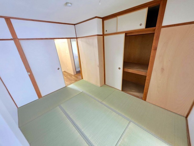 八栄マンションの居間写真