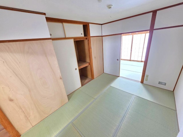 八栄マンションの居間写真