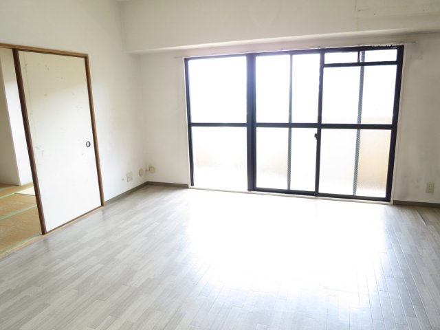 フローリッシュ北田の居間写真