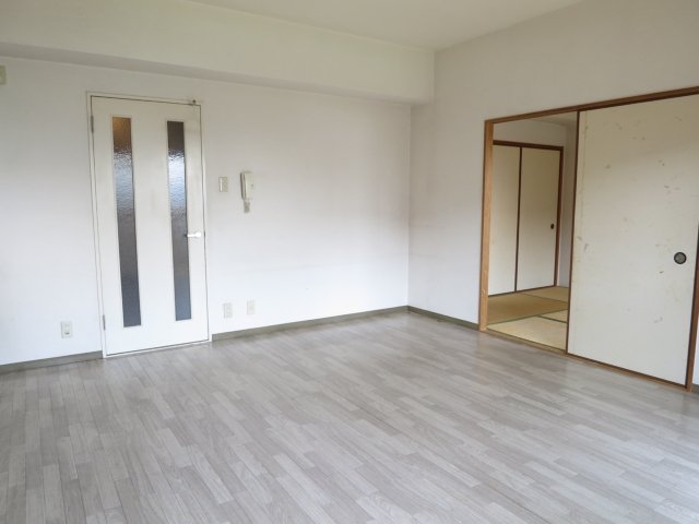 フローリッシュ北田の居間写真