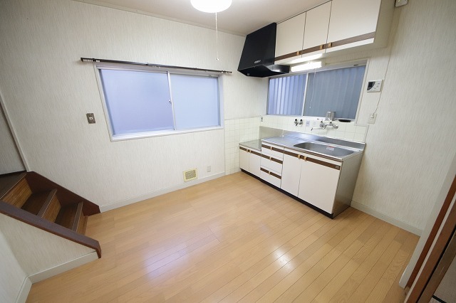 近鉄けいはんな線 新石切駅 徒歩24分 3階建 築42年の居間写真