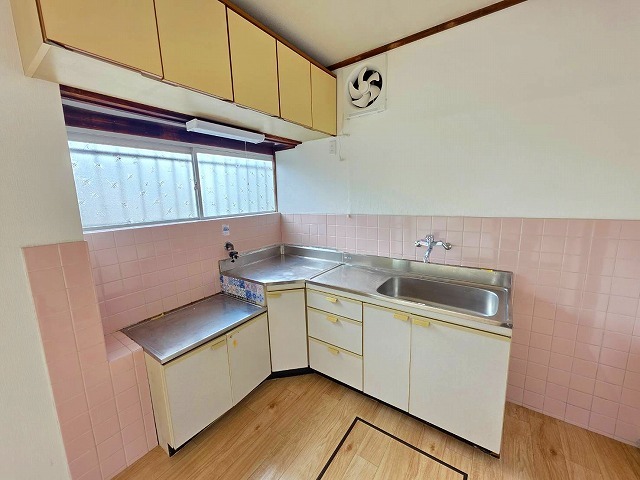 近鉄奈良線 瓢箪山駅 徒歩12分 2階建 築52年のキッチン写真
