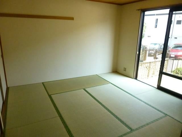 ガーデンヒルズ高の原の居間写真