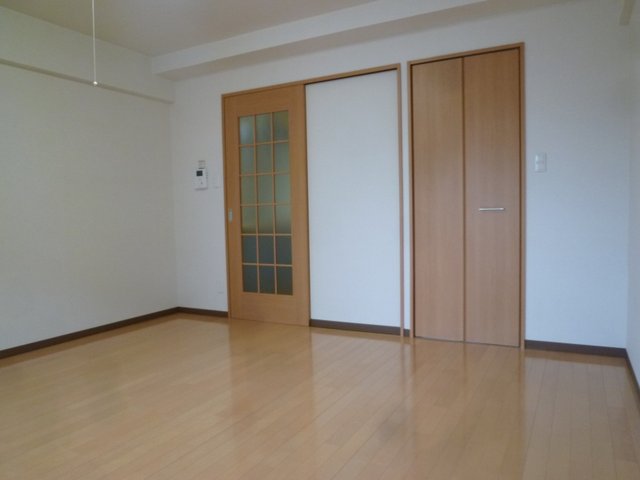 アイリスハイツ8号館の居間写真
