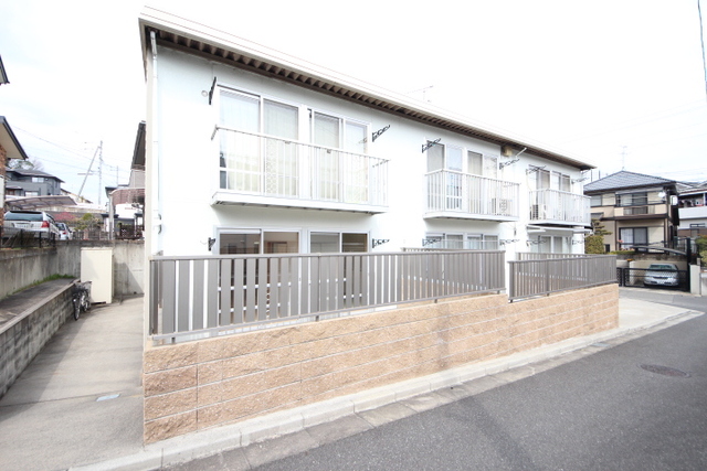 近鉄奈良線 学園前駅 バス乗車時間：10分 東坂バス停で下車 徒歩4分 築39年
