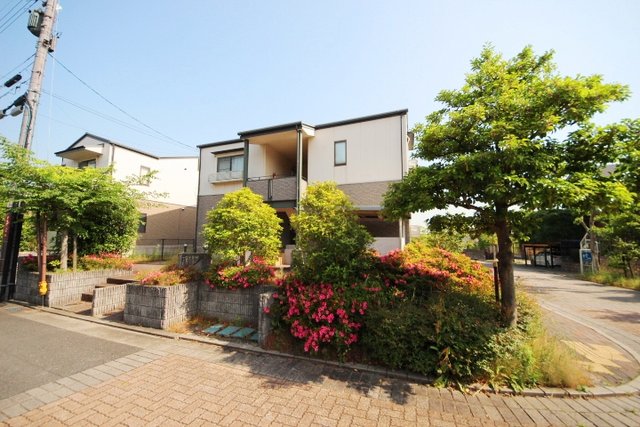 近鉄けいはんな線 学研奈良登美ケ丘駅 バス乗車時間：7分 光台六丁目バス停で下車 徒歩3分 築32年