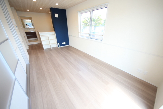近鉄奈良線 学園前駅 徒歩7分 藤の木台一丁目バス6分 3階建 築5年の居間写真