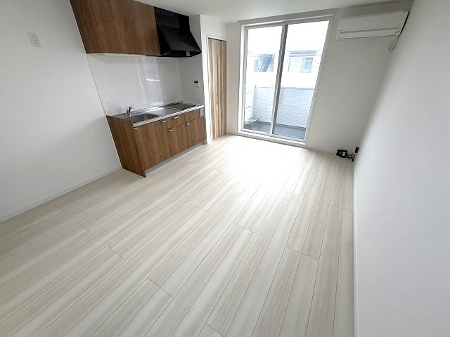 ソレイユデセレクト法連町3の居間写真