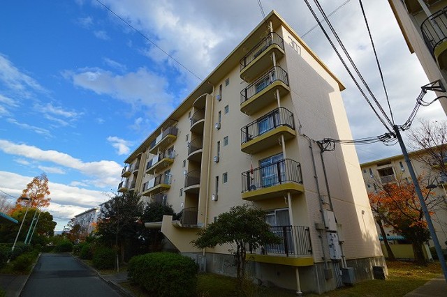 男山第4住宅307棟の外観写真