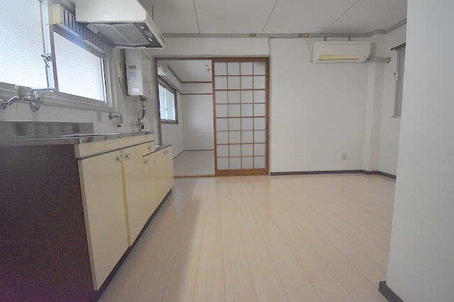 新大阪土井コーポの居間写真
