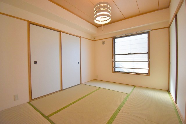ライフステージ新大阪の居間写真