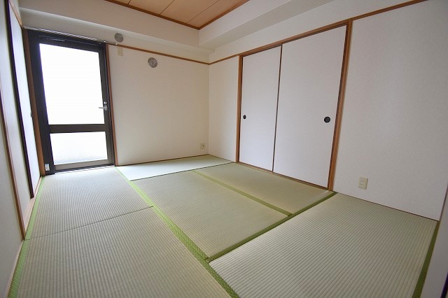 ライフステージ新大阪の居間写真
