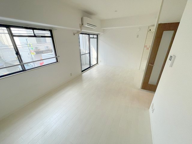 JMRレジデンス新大阪の居間写真